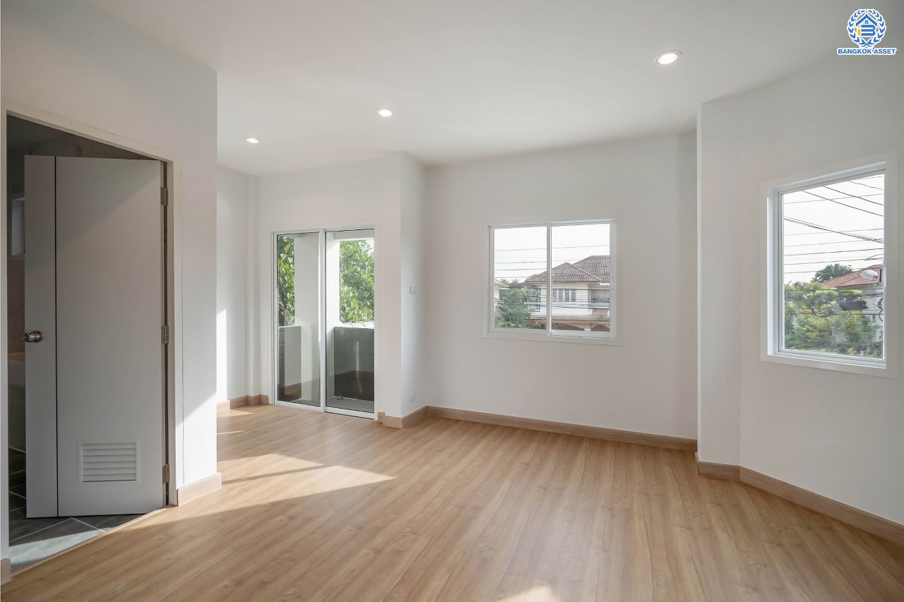 บ้านมือสองตกแต่งใหม่ โครงการ เศรณีลากูน วัดลาดปลาดุก หลังมุม ตอบโจทย์ทุกการใช้ชีวิต เนื้อที่ 59.9 ตร.ว. ฟังก์ชัน 3 ห้องนอน 3 ห้องน้ำ ทำเลเดินทางง่าย สะดวกสบายใกล้รถไฟฟ้าสายสีม่วง "สถานีคลองบางไผ่" ทางด่วน "กาญจนาภิเษก" และห้างสรรพสินค้าเซ็นทรัลเวสต์เกต